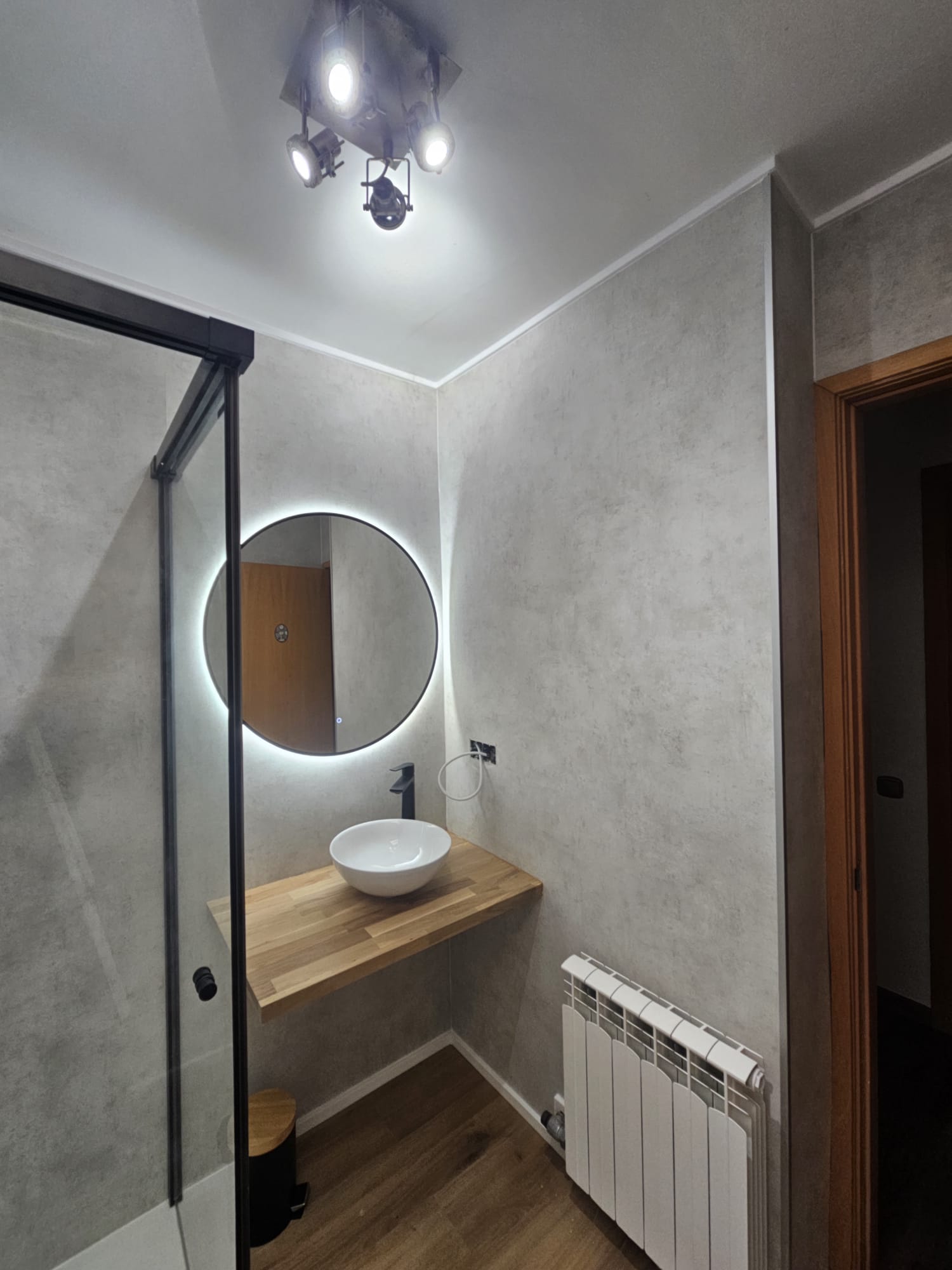 Reforma baño moderno con encimera de madera