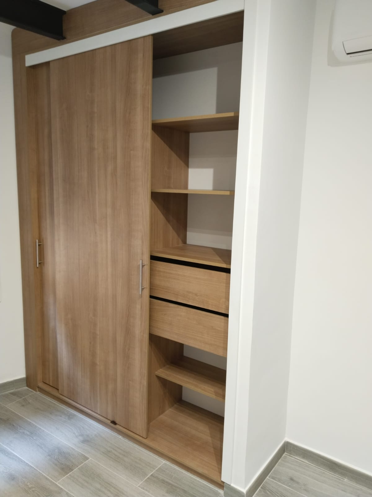 Armario empotrado a medida en madera con puertas correderas