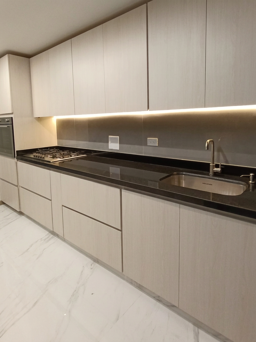 Cocina a medida con encimera negra e iluminación integrada
