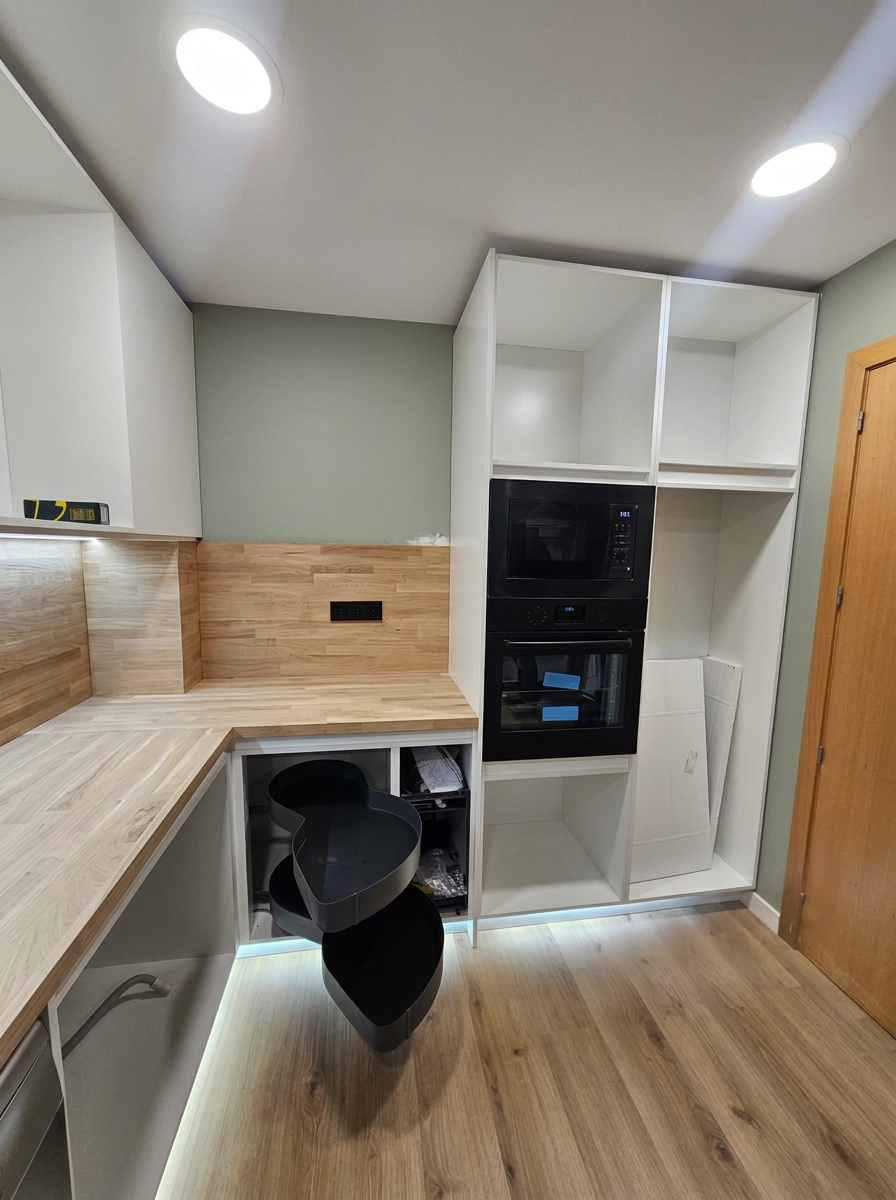 Instalación de cocina con almacenaje extraíble y electrodomésticos integrados