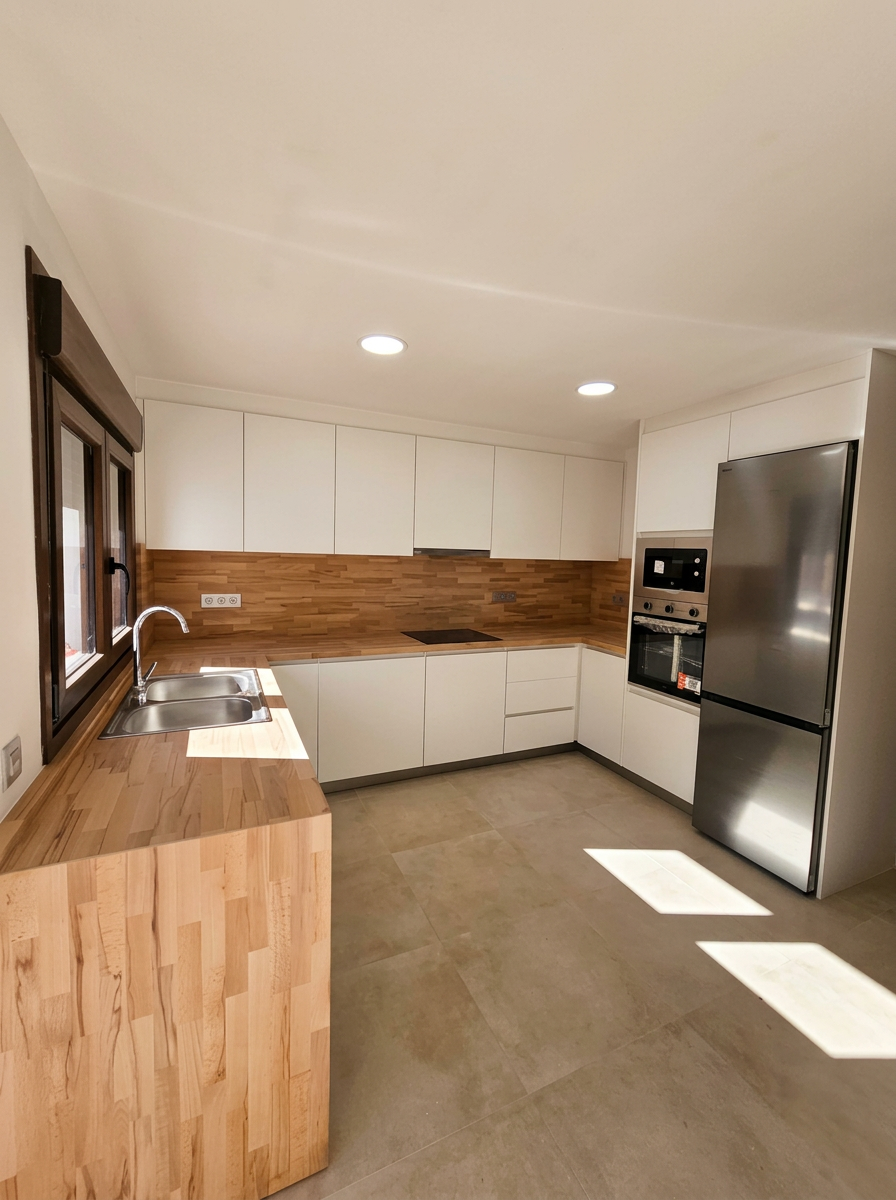 Cocina blanca con encimera y frontal de madera natural