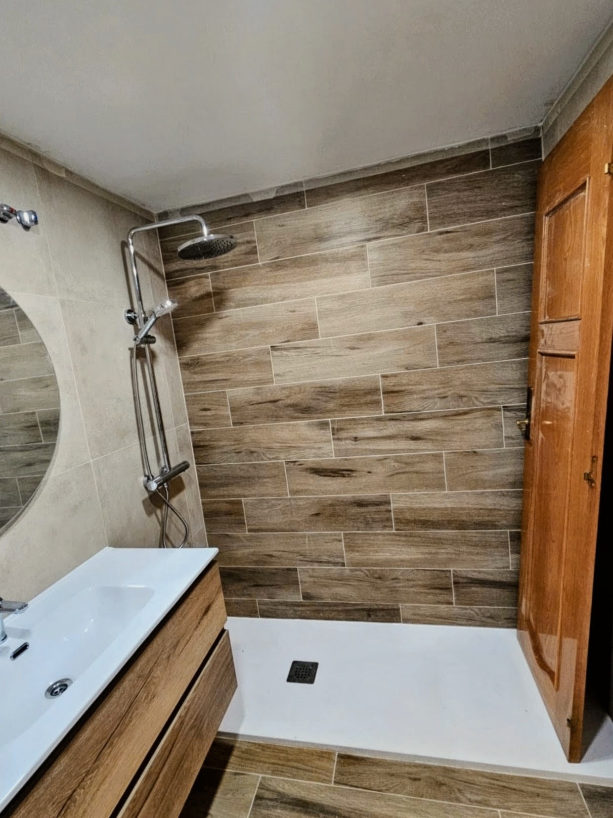 Reforma baño con ducha y suelo símil madera